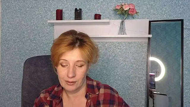 Snapshot of Elannaria chatting on 09.28.25 Elannaria online show from 09.28.25