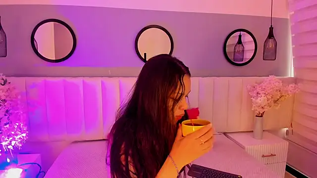 Mila Hank  online show from 11.17.25