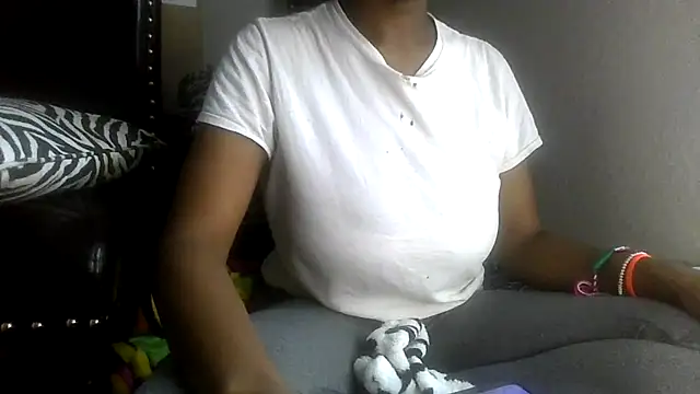 Snapshot of prettymaa chatting on 10.23.25 prettymaa online show from 10.23.25