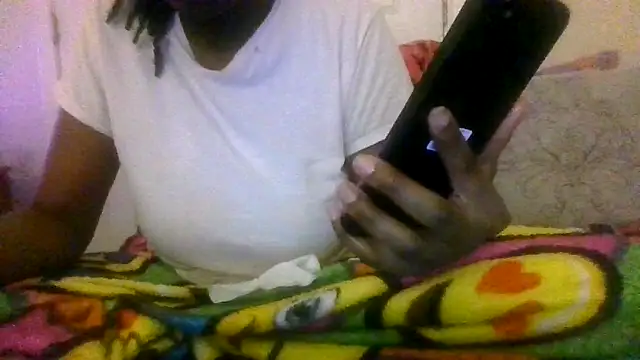 Snapshot of prettymaa chatting on 10.29.25 prettymaa online show from 10.29.25