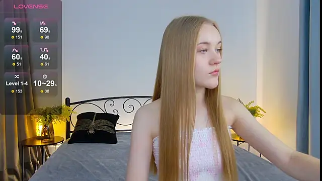 Snapshot of KumiKruz chatting on 09.19.25 KumiKruz online show from 09.19.25