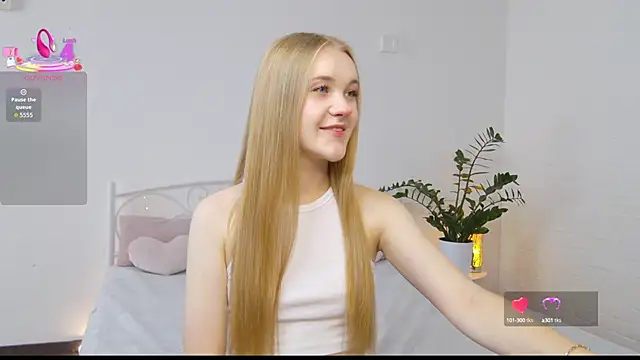 Snapshot of KumiKruz chatting on 09.23.25 KumiKruz online show from 09.23.25