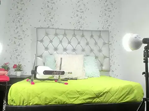 Snapshot of michelle_perla chatting on 10.27.25 michelle perla online show from 10.27.25