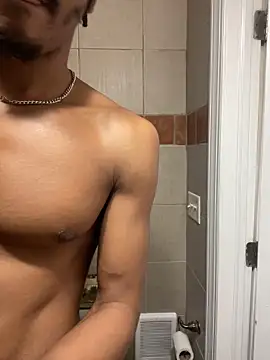 Snapshot of TRILLAHUNG chatting on 10.05.25 TRILLAHUNG online show from 10.05.25