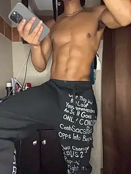 Snapshot of TRILLAHUNG chatting on 11.06.25 TRILLAHUNG online show from 11.06.25