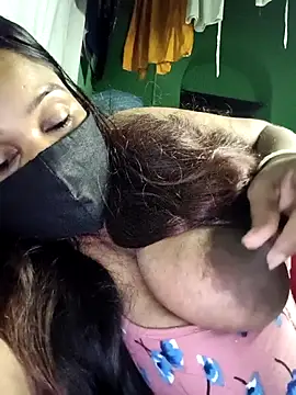 Snapshot of V-hot-swiet chatting on 10.30.25 V-hot-swiet online show from 10.30.25