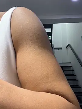 TiffanyyLam online show from 10.18.25