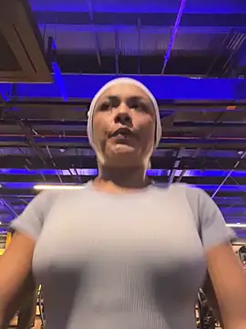 TiffanyyLam online show from 11.04.25