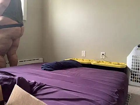 Snapshot of taydeebear chatting on 10.28.25 taydeebear online show from 10.28.25