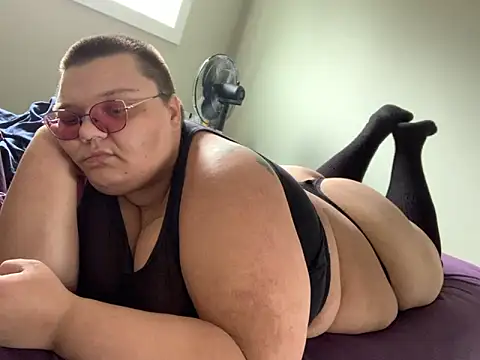 Snapshot of taydeebear chatting on 11.10.25 taydeebear online show from 11.10.25