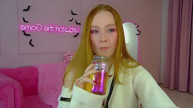 Snapshot of AgataFoxley chatting on 10.20.25 AgataFoxley online show from 10.20.25