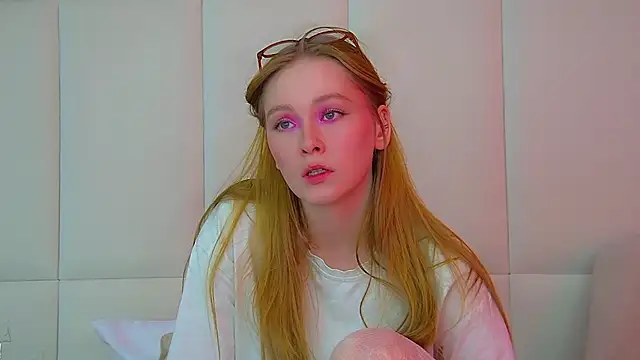 Snapshot of AgataFoxley chatting on 11.30.25 AgataFoxley online show from 11.30.25