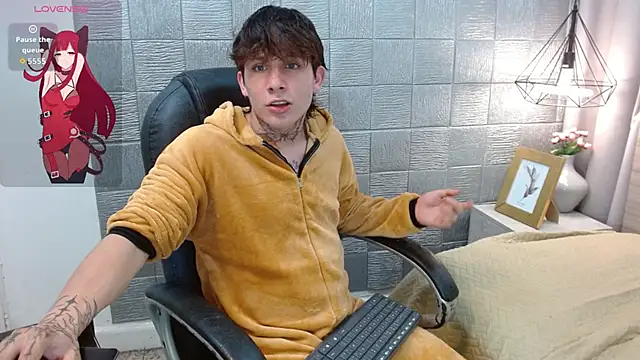 Snapshot of Iantwink18 chatting on 09.18.25 Iantwink18 online show from 09.18.25