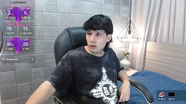 Snapshot of Iantwink18 chatting on 10.16.25 Iantwink18 online show from 10.16.25