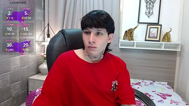 Snapshot of Iantwink18 chatting on 10.21.25 Iantwink18 online show from 10.21.25