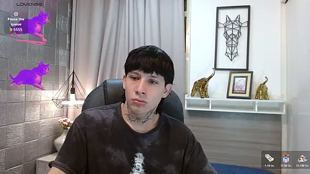 Snapshot of Iantwink18 chatting on 10.27.25 Iantwink18 online show from 10.27.25