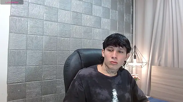 Snapshot of Iantwink18 chatting on 11.04.25 Iantwink18 online show from 11.04.25