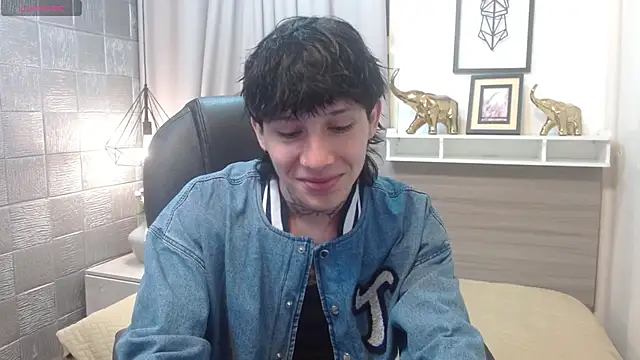 Snapshot of Iantwink18 chatting on 11.08.25 Iantwink18 online show from 11.08.25