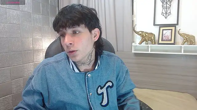 Snapshot of Iantwink18 chatting on 11.10.25 Iantwink18 online show from 11.10.25