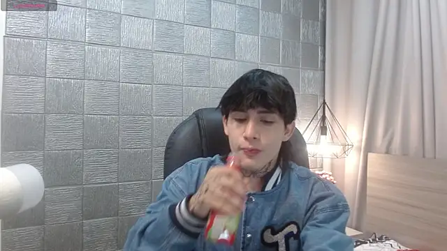 Snapshot of Iantwink18 chatting on 11.25.25 Iantwink18 online show from 11.25.25