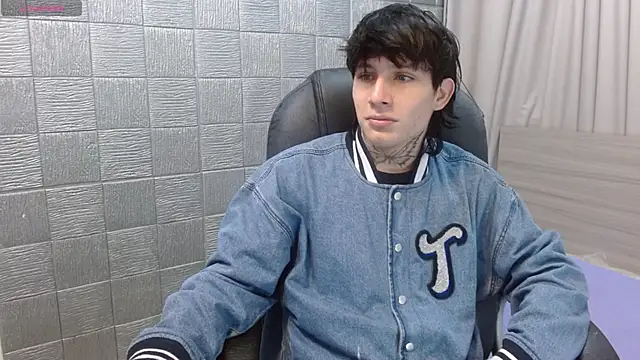 Snapshot of Iantwink18 chatting on 11.30.25 Iantwink18 online show from 11.30.25