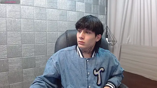 Snapshot of Iantwink18 chatting on 12.04.25 Iantwink18 online show from 12.04.25