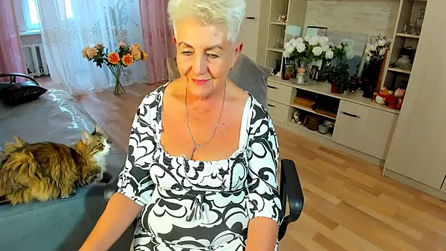 Snapshot of HotandMature chatting on 07.07.26 HotandMature online show from 07.07.26