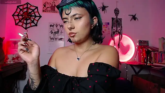 Snapshot of AlmaNanax chatting on 10.28.25 AlmaNanax online show from 10.28.25