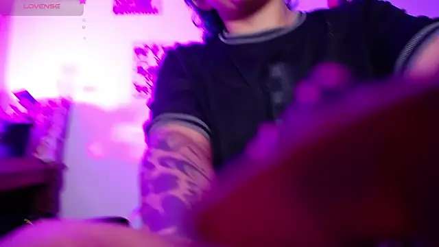 Snapshot of AlmaNanax chatting on 11.16.25 AlmaNanax online show from 11.16.25