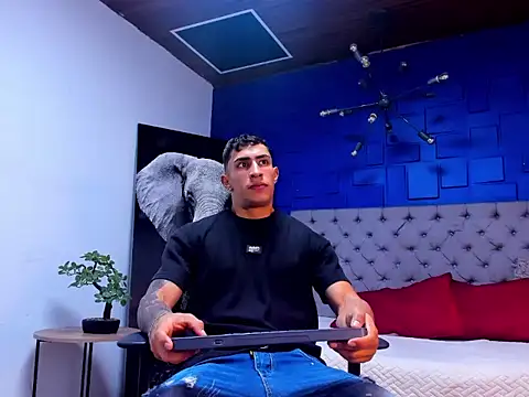 Snapshot of adrian_ray chatting on 09.10.25 adrian ray online show from 09.10.25