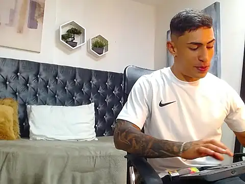 Snapshot of adrian_ray chatting on 10.03.25 adrian ray online show from 10.03.25