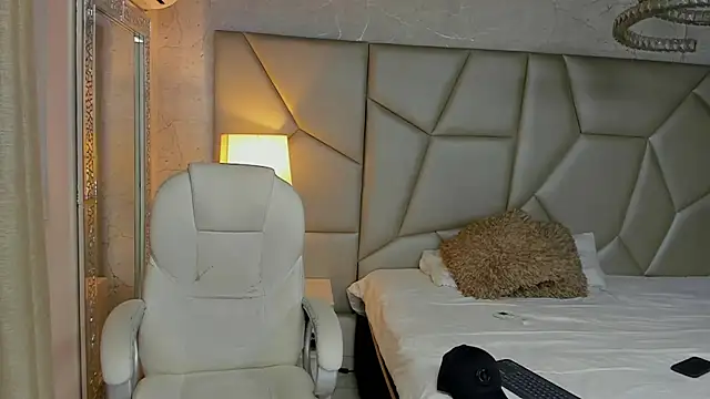 Snapshot of adrian_ray chatting on 10.04.25 adrian ray online show from 10.04.25