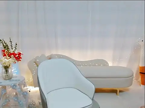 Snapshot of OL-Lily chatting on 09.15.25 OL-Lily online show from 09.15.25