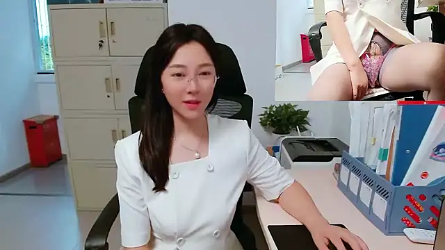 Snapshot of OL-Lily chatting on 09.19.25 OL-Lily online show from 09.19.25