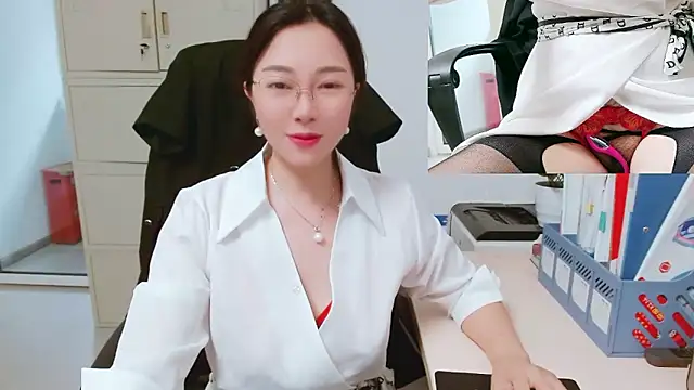 Snapshot of OL-Lily chatting on 10.04.25 OL-Lily online show from 10.04.25