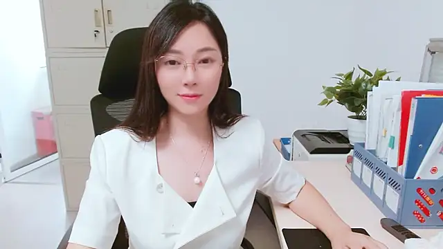 Snapshot of OL-Lily chatting on 10.10.25 OL-Lily online show from 10.10.25