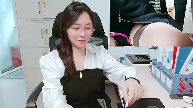 Snapshot of OL-Lily chatting on 10.15.25 OL-Lily online show from 10.15.25