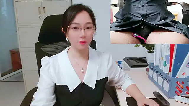 Snapshot of OL-Lily chatting on 10.16.25 OL-Lily online show from 10.16.25