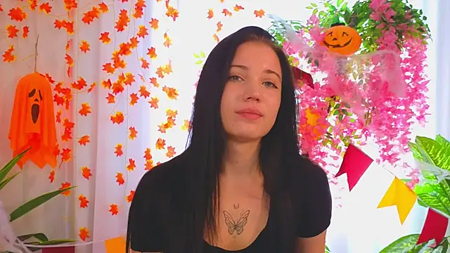 LauraHale online show from 11.08.25