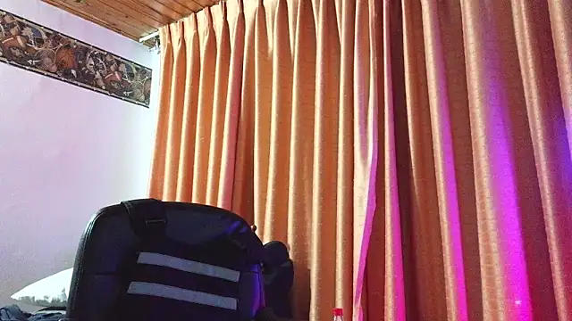 Snapshot of Axel-Cr0ss chatting on 10.07.25 Axel-Cr0ss online show from 10.07.25