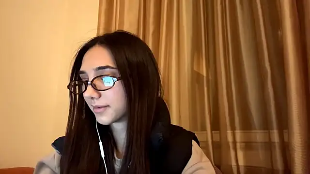 Snapshot of LinaMour chatting on 09.29.25 LinaMour online show from 09.29.25