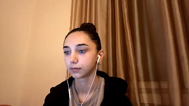 Snapshot of LinaMour chatting on 10.04.25 LinaMour online show from 10.04.25