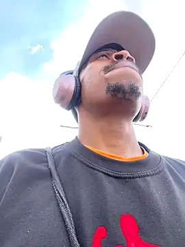 Snapshot of fitsexyman chatting on 09.30.25 fitsexyman online show from 09.30.25