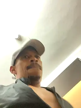 Snapshot of fitsexyman chatting on 10.10.25 fitsexyman online show from 10.10.25