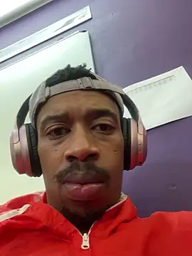 Snapshot of fitsexyman chatting on 10.15.25 fitsexyman online show from 10.15.25