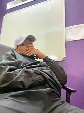 Snapshot of fitsexyman chatting on 10.20.25 fitsexyman online show from 10.20.25