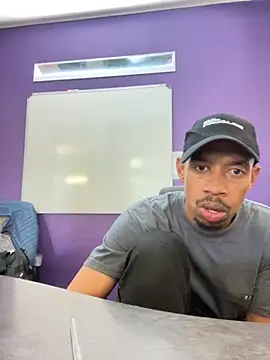 Snapshot of fitsexyman chatting on 11.18.25 fitsexyman online show from 11.18.25