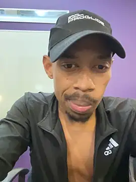 Snapshot of fitsexyman chatting on 11.21.25 fitsexyman online show from 11.21.25