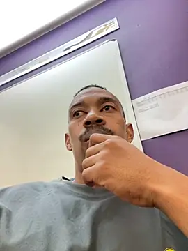 Snapshot of fitsexyman chatting on 11.26.25 fitsexyman online show from 11.26.25