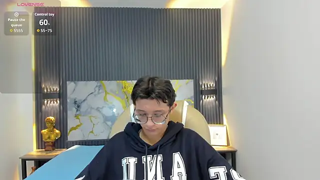 SantiagoRusso18 online show from 10.25.25